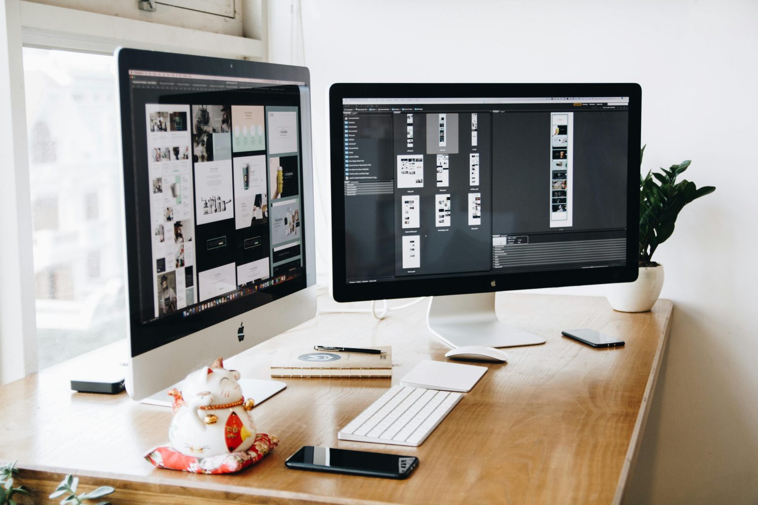 Arbeitsplatz mit Laptop bei der Website-Entwicklung